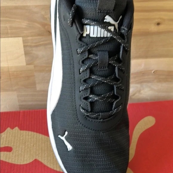 Puma Men\'s Black and White Sneakers size 9.5